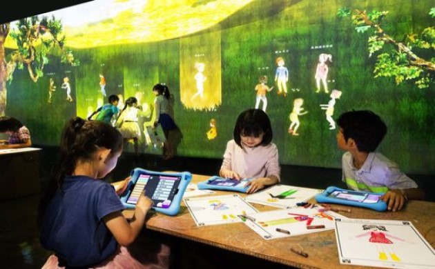  Graffiti projection interaction - curious digital technology