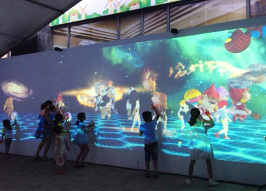  Interactive projection of children's playground - curious digital technology