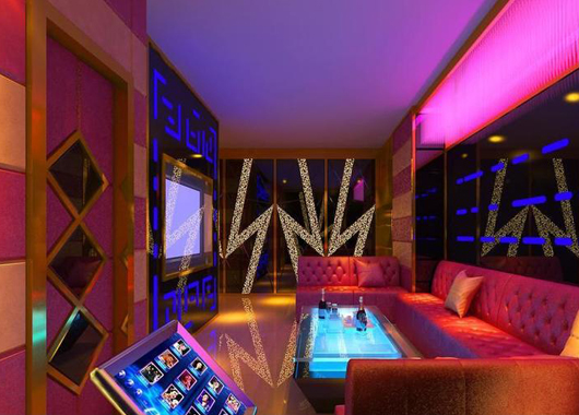  Application of dual screen linkage in bars and ktv - curious digital technology