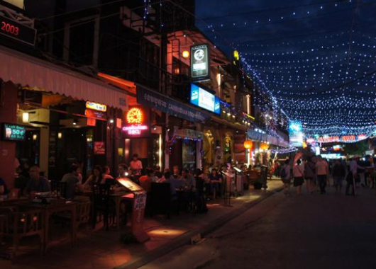  The application scene of holographic fan in the night market of commercial street - curious digital technology