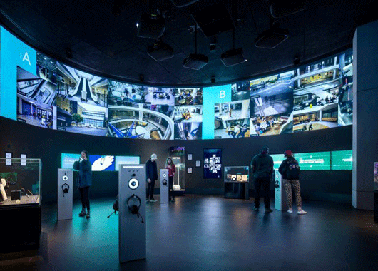  Application scenario of arc screen projection in the monitoring and dispatching command center - Curious Digital Technology