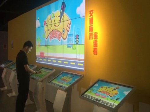  Touch interactive all-in-one machine - look at traffic signs repeatedly - curious digital technology